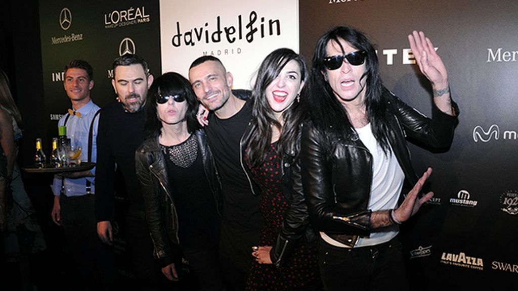 Las Nancys Rubias felicitando a David Delfín por su desfile