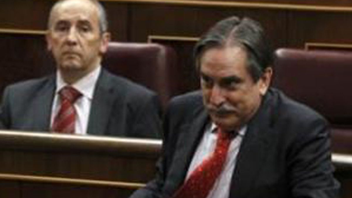 El Congreso de los Diputados convalidó el miércoles el Real Decreto-Ley de la reforma de la negociación colectiva gracias a las abstenciones de los grupos minoritarios. En la imagen, el ministro de Trabajo, Valeriano Gómez (C), en el Congreso el 22 de junio de 2011 en Madrid.