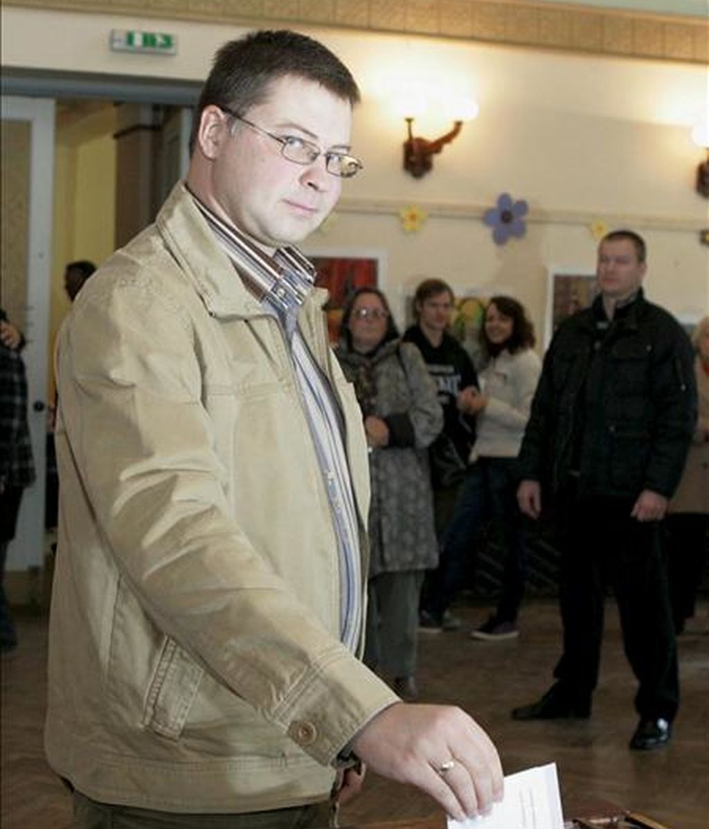 El primer ministro letón, Valdis Dombrovskis (centro), ejerce su derecho al voto en un centro electoral ayer durante las elecciones parlamentarias en Ligatne (Letonia). EFE El primer ministro letón, Valdis Dombrovskis (centro), ejerce su derecho al voto en un centro electoral ayer durante las elecciones parlamentarias en Ligatne (Letonia). EFE