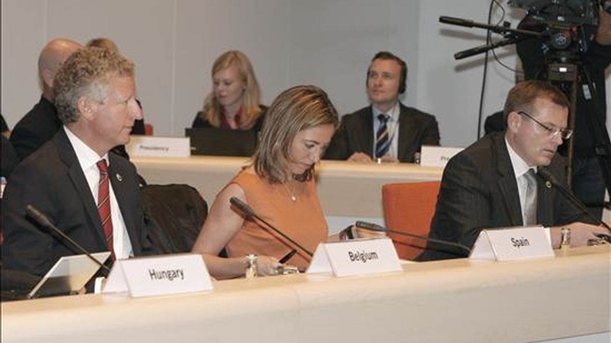 La ministra de Defensa, Carme Chacón (C), durante la reunión informal de ministros de Defensa de la Unión Europea, que se celebra en Göteborg (Suecia). EFE