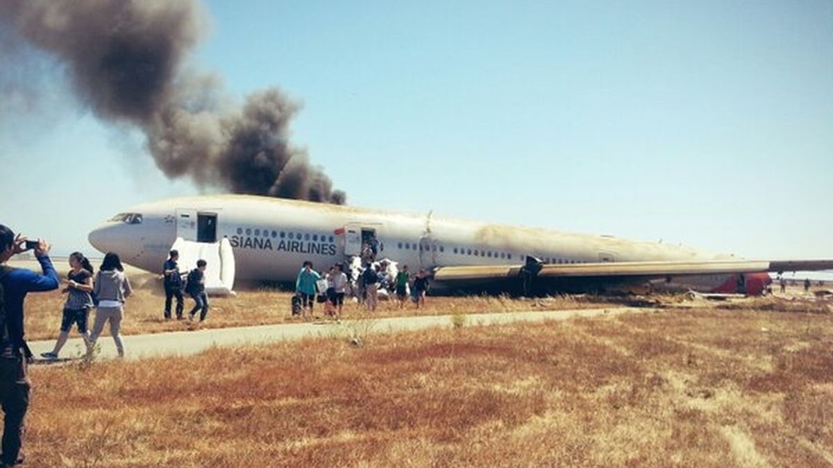 Momento en el que los pasajeros abandonan el avión