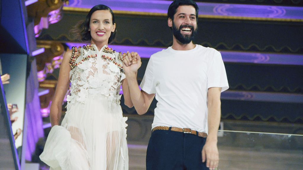 El diseñador saludó a los asistentes a su desfile junto a Nieves Álvarez