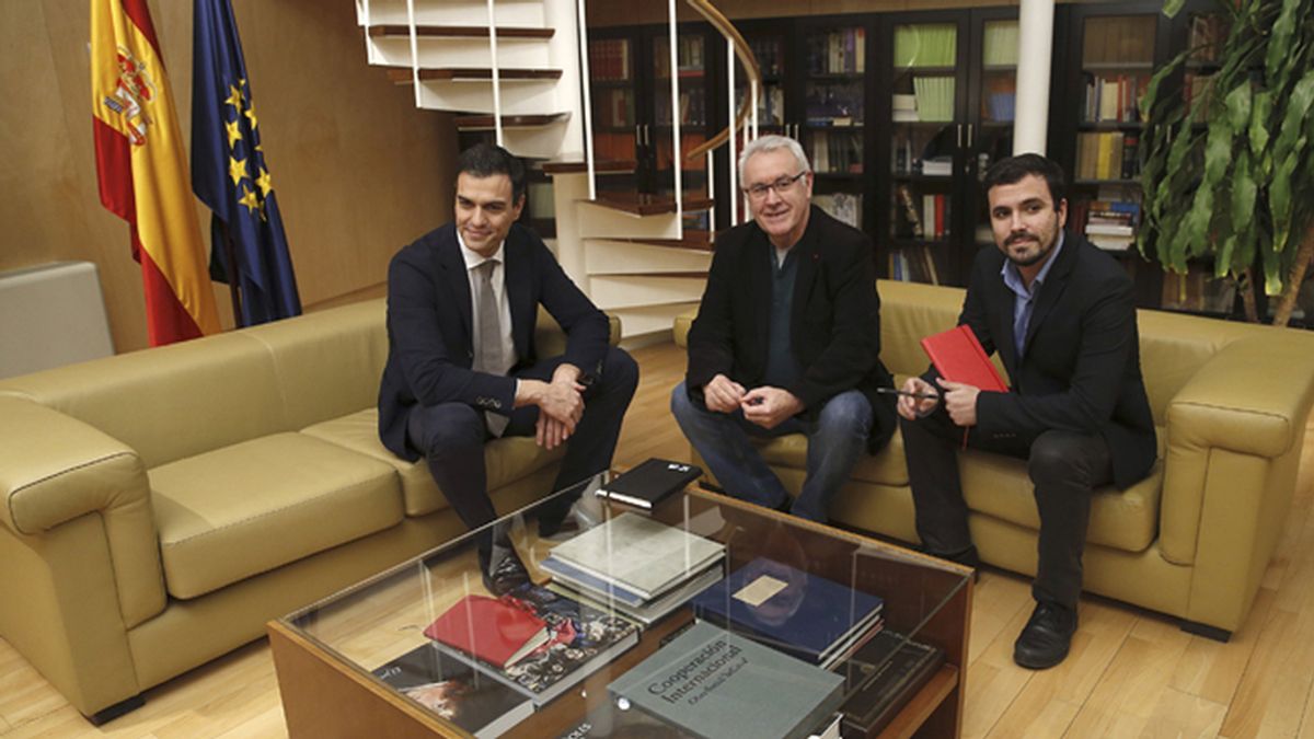 Pedro Sánchez se entrevista con los representantes de IU-Unidad Popular, Cayo Lara y Alberto Garzón