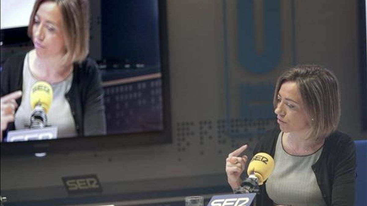 La ministra de Defensa, Carme Chacón, durante la entrevista que concedió hoy a la cadena Ser. EFE/Zipi