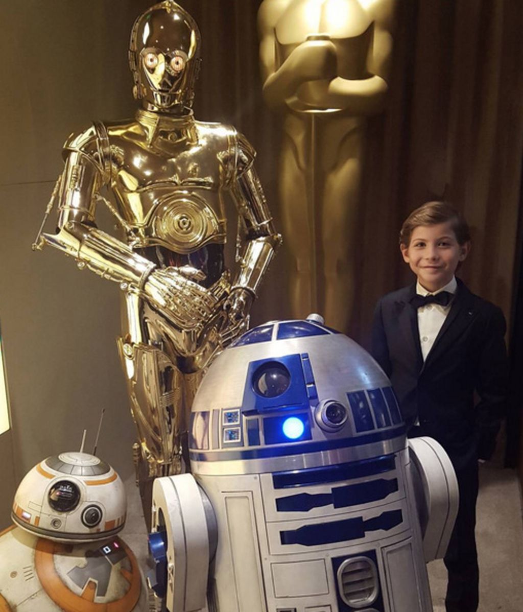 Jacob Tremblay posa junto a los androides de Star Wars