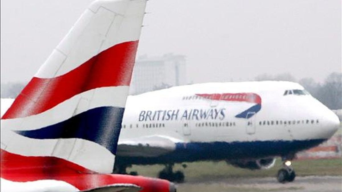En la imagen, dos aviones de la aerolínea British Airways en el aeropuerto de Heathrow, Inglaterra, (Reino Unido). EFE/Archivo