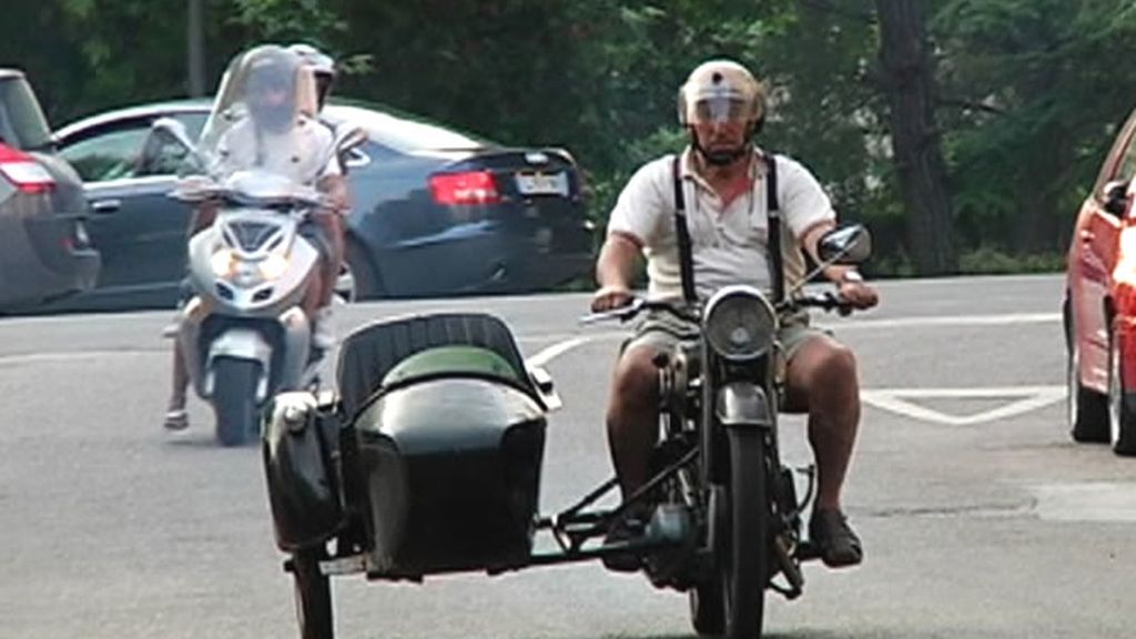 Un sidecar que pasea por las calles del barrio