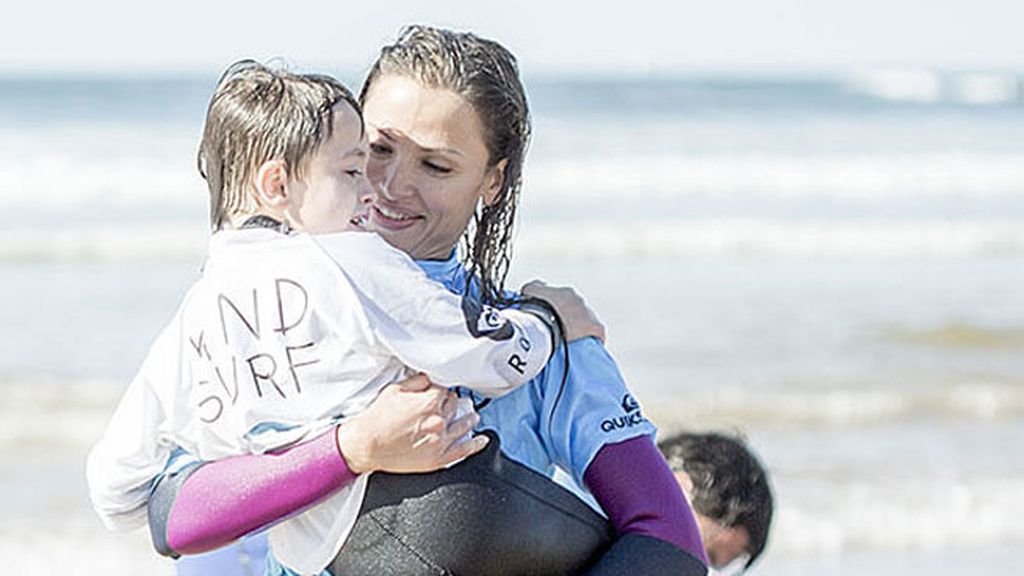 Las entrañables y divertidas imágenes de Kind Surf en aguas valencianas y asturianas