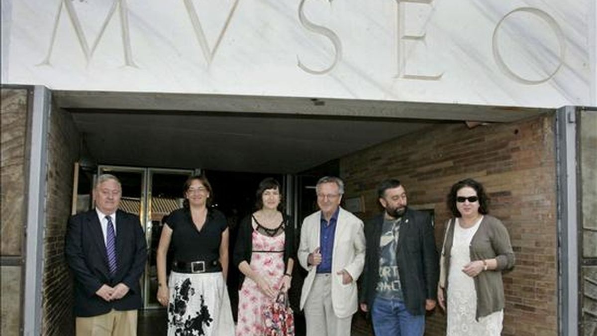 La ministra de Cultura, Ángeles González-Sinde (c), visita el Museo Nacional de Arte Romano (MNAR) junto al arquitecto Rafael Moneo (3d), encargado del proyecto de ampliación del centro. EFE