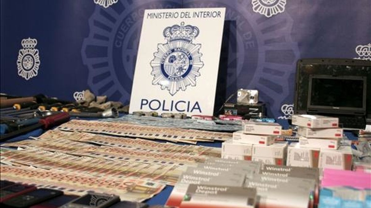 Material incuatado por agentes de la Policía Nacional en una operación en la que ha sido detenidas tres personas que pertenecían a un grupo especializado en robos con fuerza en establecimietos comerciales y naves industriales perpetrados en Madrid y Málaga. EFE