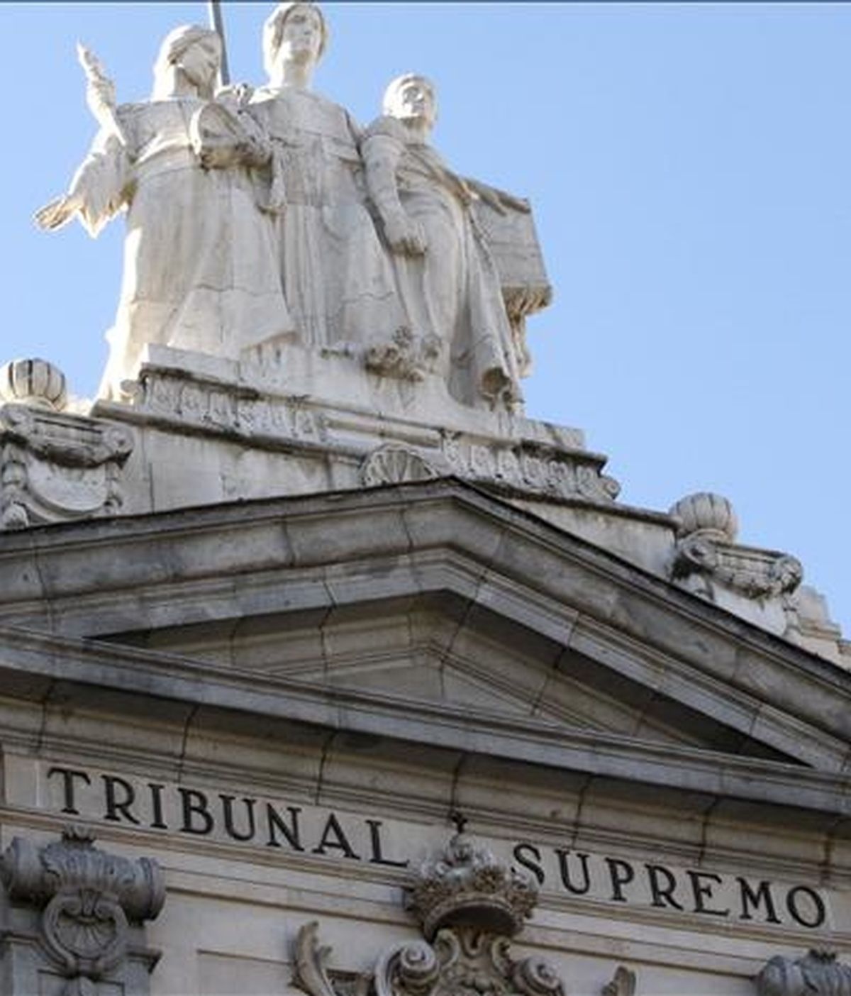 Detalle escultórico de la fachada principal del Tribunal Supremo. EFE/Archivo