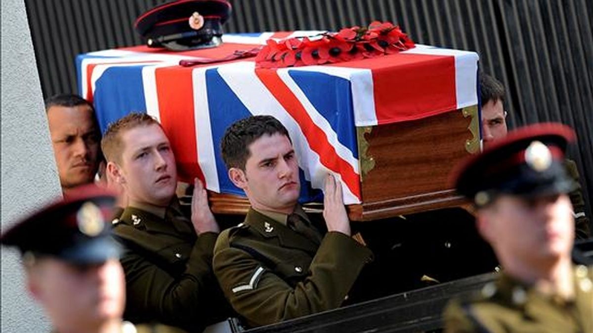 Traslado de los restos del soldado británico Patrick Azimkar, muerto junto a un compañero en un ataque reivindicado por eI IRA Auténtico en los cuarteles de Massareene en Antrim (Irlanda del Norte) el pasado 7 de marzo. EFE/Archivo