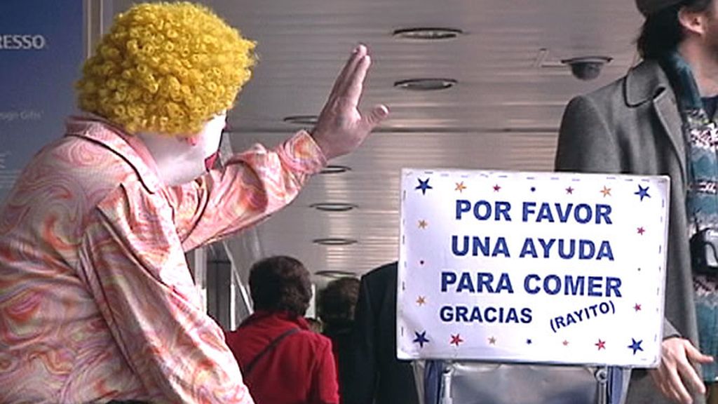 Un hombre pide una contribución disfrazado de payaso