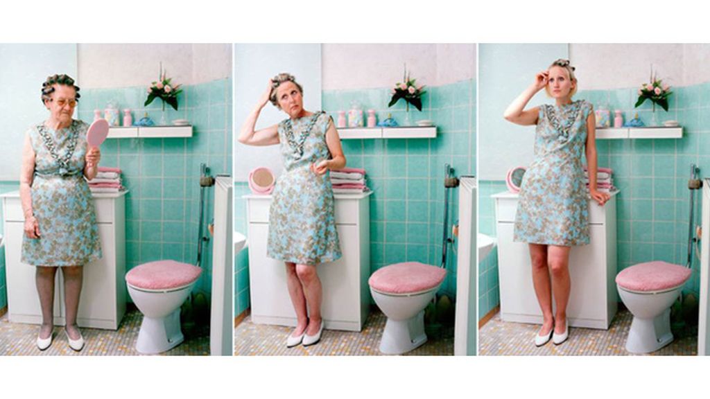 La fotógrafa alemana Nina Röder se fotografía con su madre y abuela