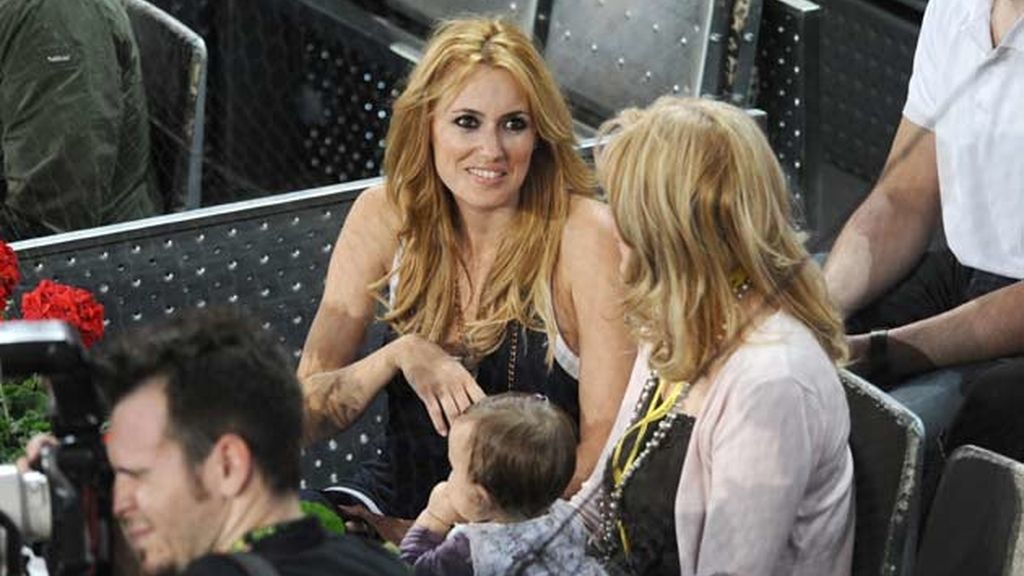 CAROLINA CEREZUELA CON SU BEBÉ