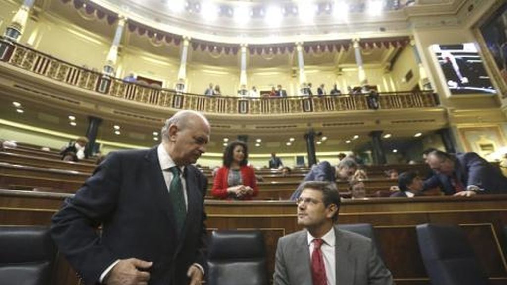Jorge Fernández Díaz y Rafael Catalá en el Congreso de los Diputados