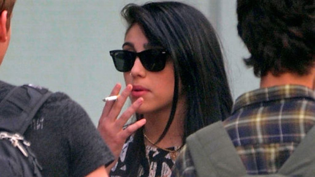 Lourdes fumando