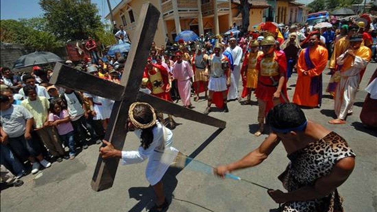 La procesión hizo un recorrido desde el Colegio Teresiano hasta la catedral de la capital en nicaragüense un día soleado y de sofocante calor. EFE