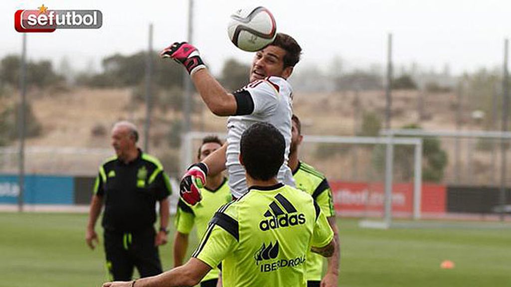 Casillas en un entrenamiento con España Casillas en un entrenamiento con España