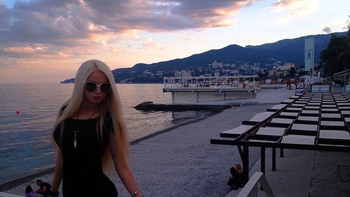 La ‘barbie humana’ promociona Crimea por orden de Putin La ‘barbie humana’ promociona Crimea por orden de Putin