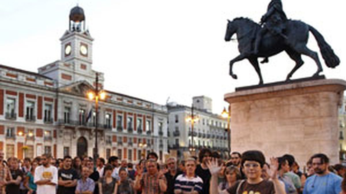 Un momento de la concentración que los 'indignados' han llevado a cabo este agosto en la Puerta del Sol de la capital. Foto: EFE