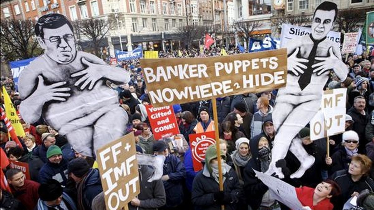 Manifestantes hoy en Dublín protestando por los planes de ajuste económico del Gobierno. En las pancartas, alusivas a los gobernantes irlandeses, puede leerse: "Marionetas de los banqueros, no tenéis donde esconderos". EFE