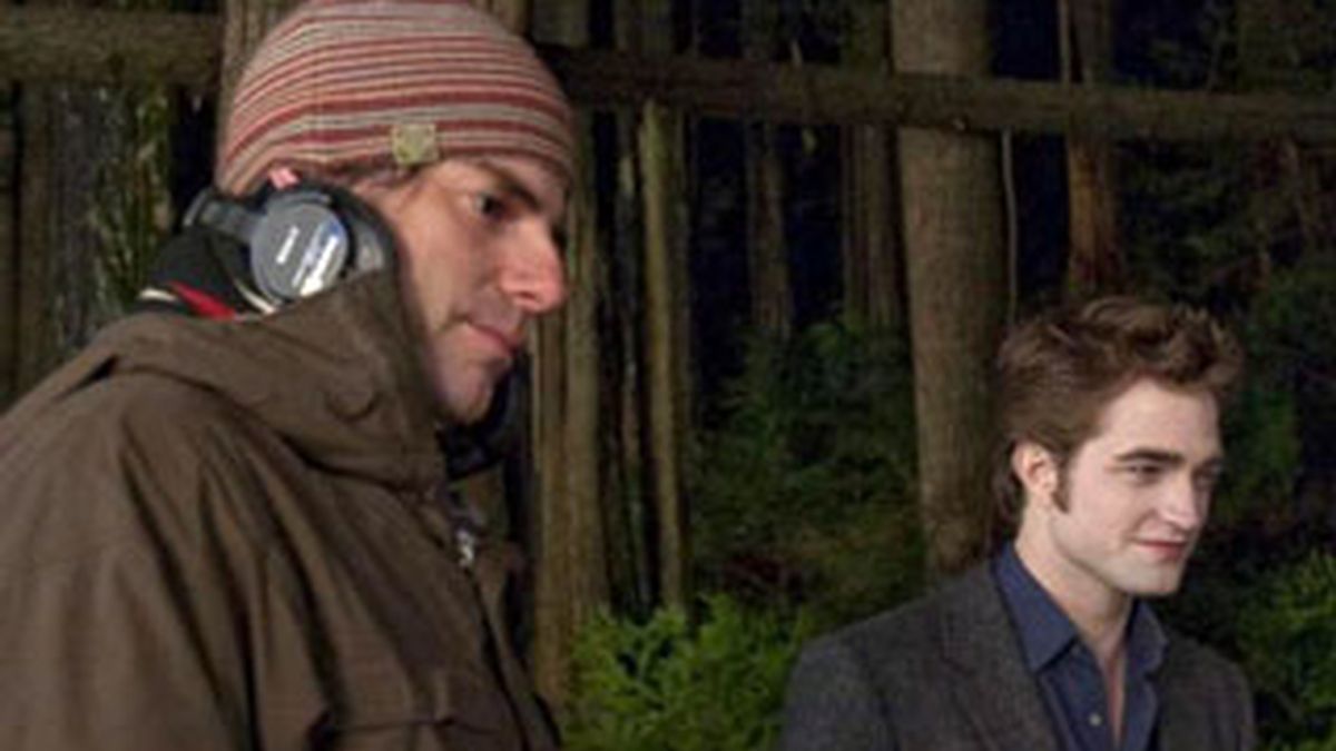 Weizt en un momento del rodaje de Luna Nueva junto a Robert Pattinson, el vampiro más amado de la saga Crepúsculo.
