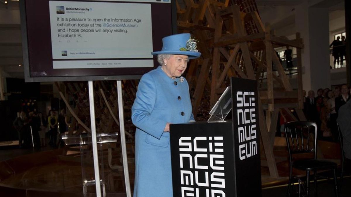 La reina Isabel II manda su primer tuit