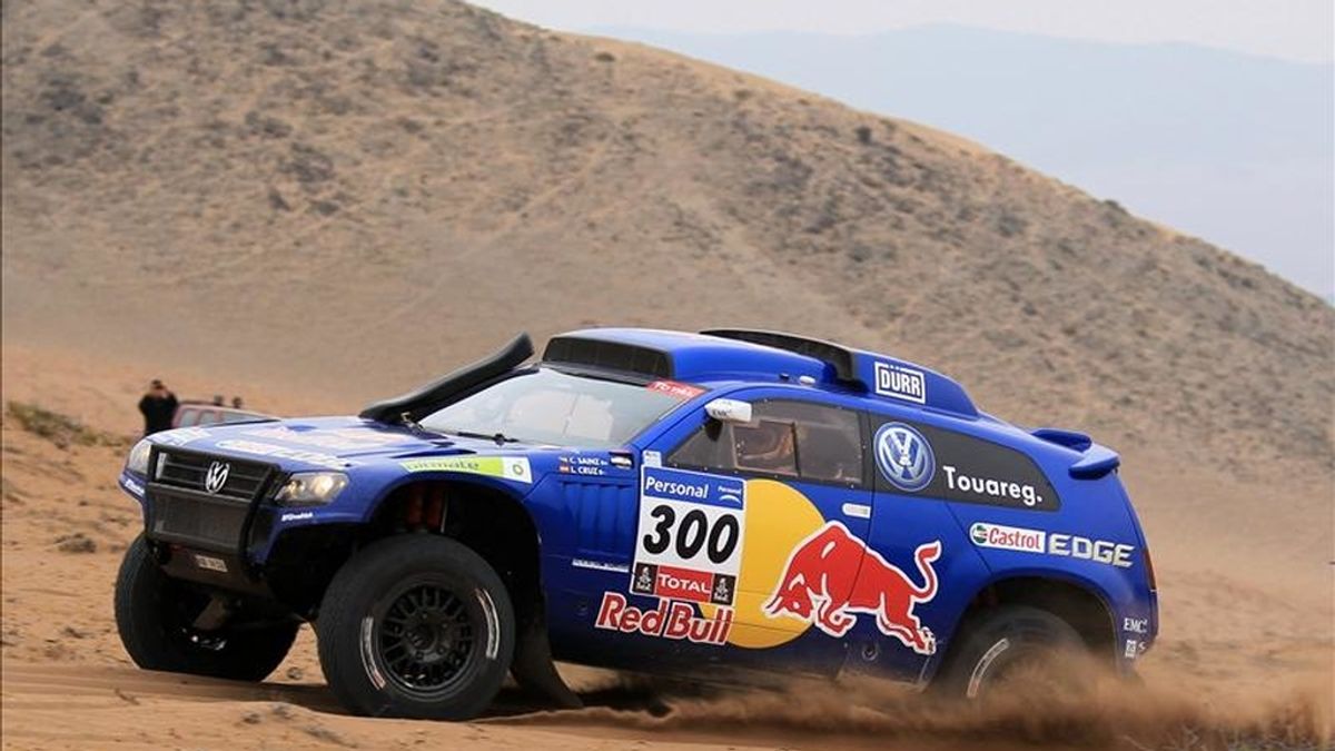 El piloto español Carlos Sáinz compite durante la novena etapa del "Rally" Dakar en Copiapó (Chile). EFE El piloto español Carlos Sáinz compite durante la novena etapa del "Rally" Dakar en Copiapó (Chile). EFE