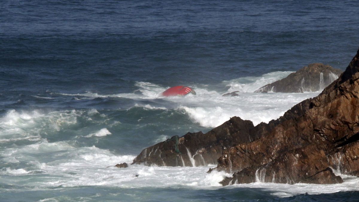 Proa del pesquero gallego hundido en las costa asturiana