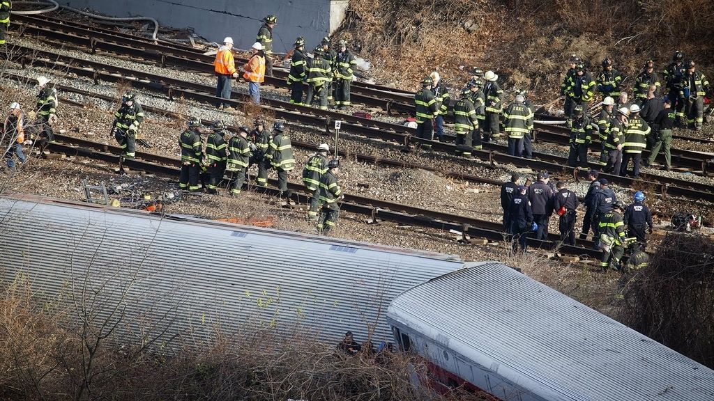 Descarrila un tren de pasajeros en Nueva York