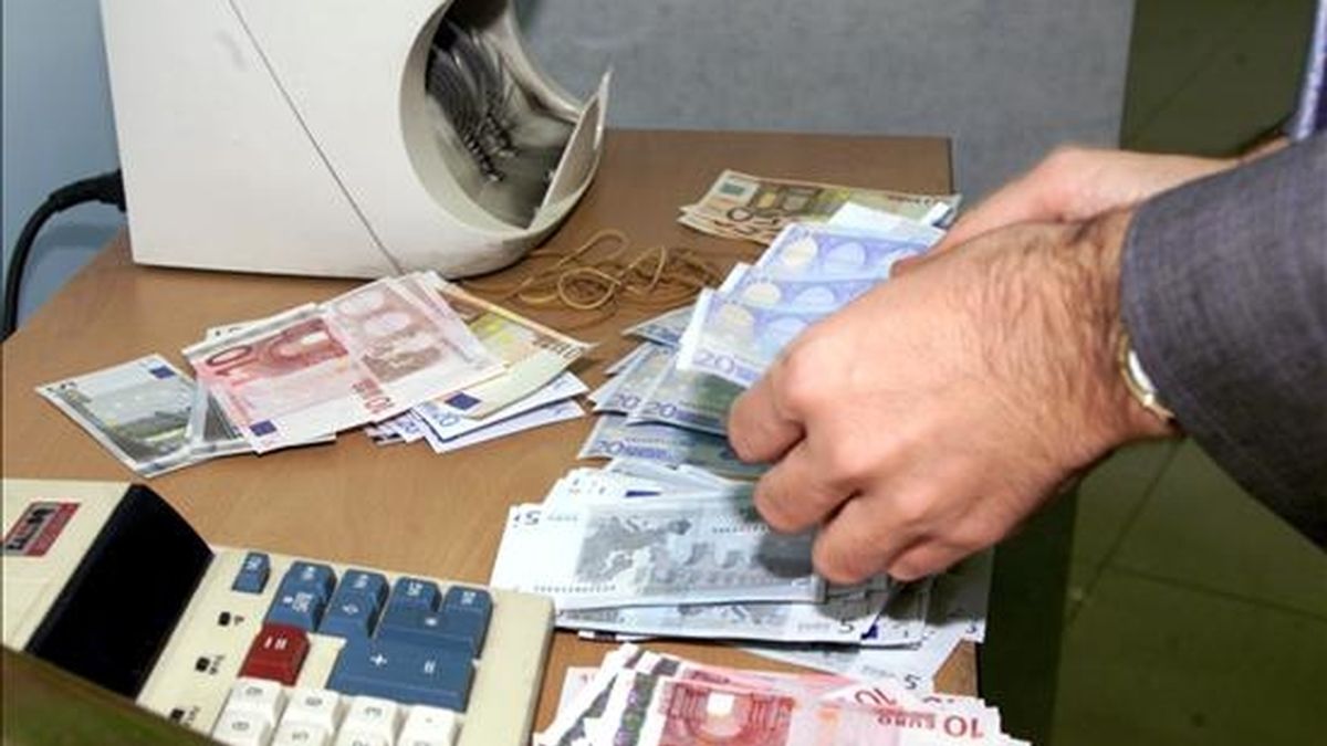 Una máquina cuenta billetes de euros en una sucursal bancaria. EFE/Archivo