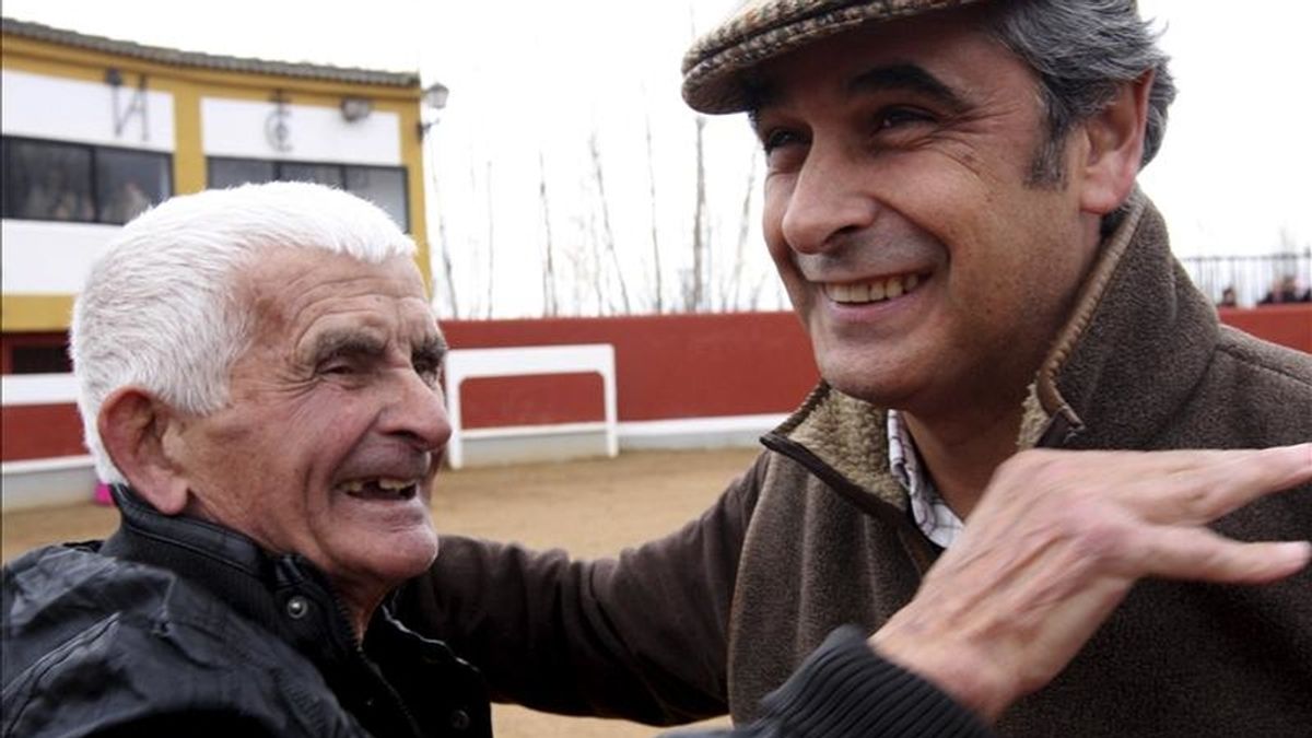 El ex diestro y empresario Jorque Manrique (d), saluda a Conrado Abad Gullón, de 84 años, conocido como "El Eterno Maletilla", durante el homenaje en forma de debate y tentadero que el Bolsín Taurino de Ciudad Rodrigo (Salamanca) ha organizado hoy a Conrado. EFE