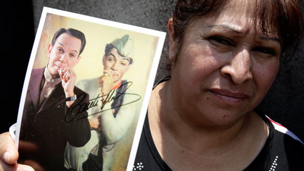 Una fan sostiene una foto del actor