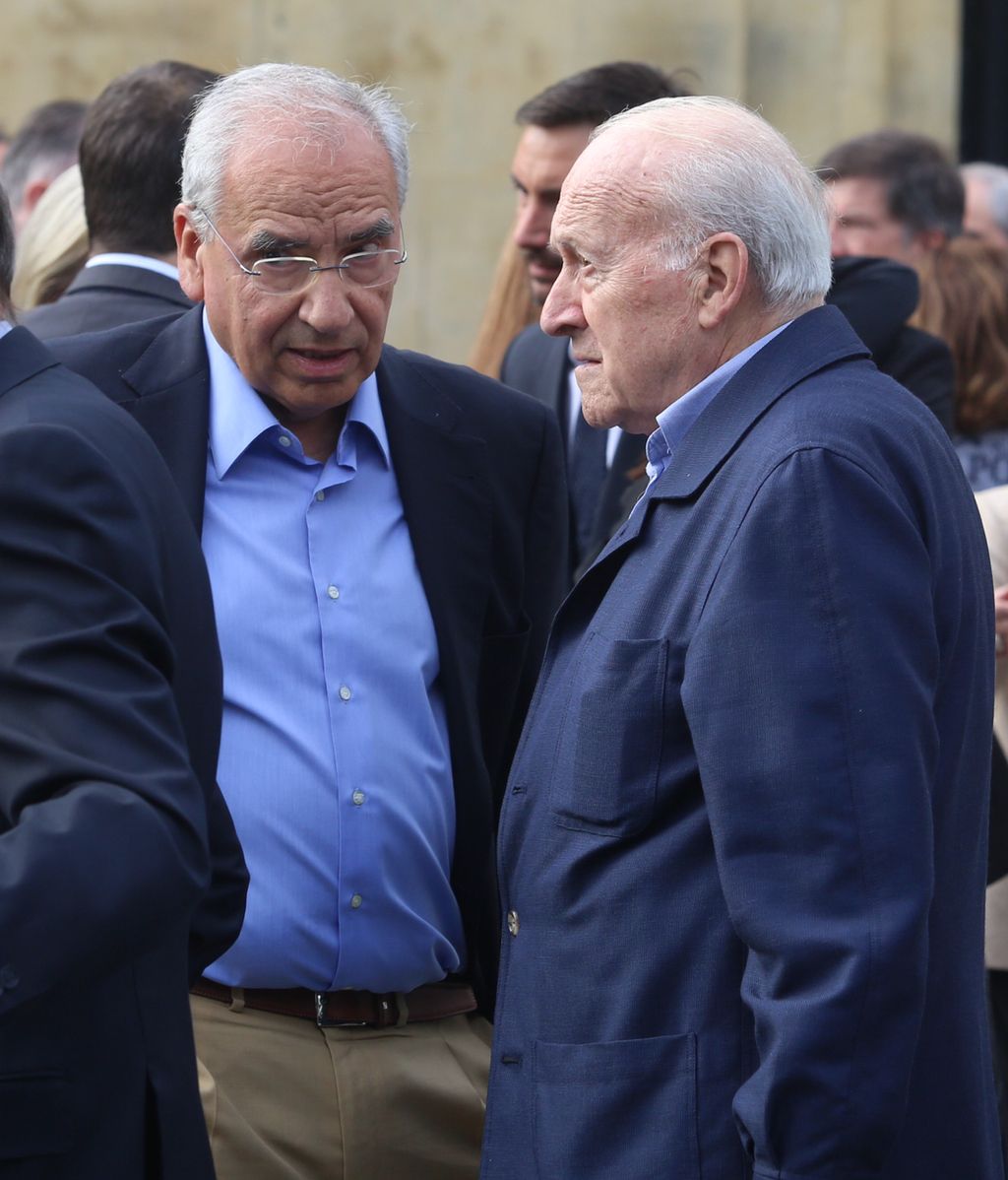 Sus compañeros de partido y amigos arropan a la familia