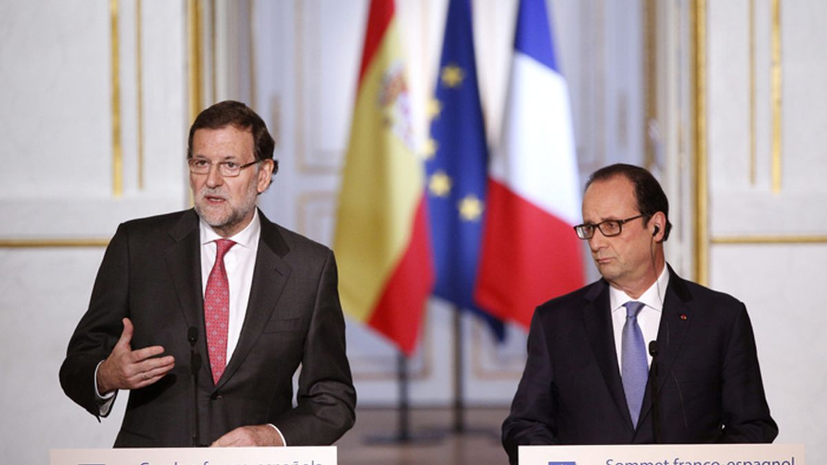 Rueda de prensa de François Hollande (d), y Mariano Rajoy (i), en París