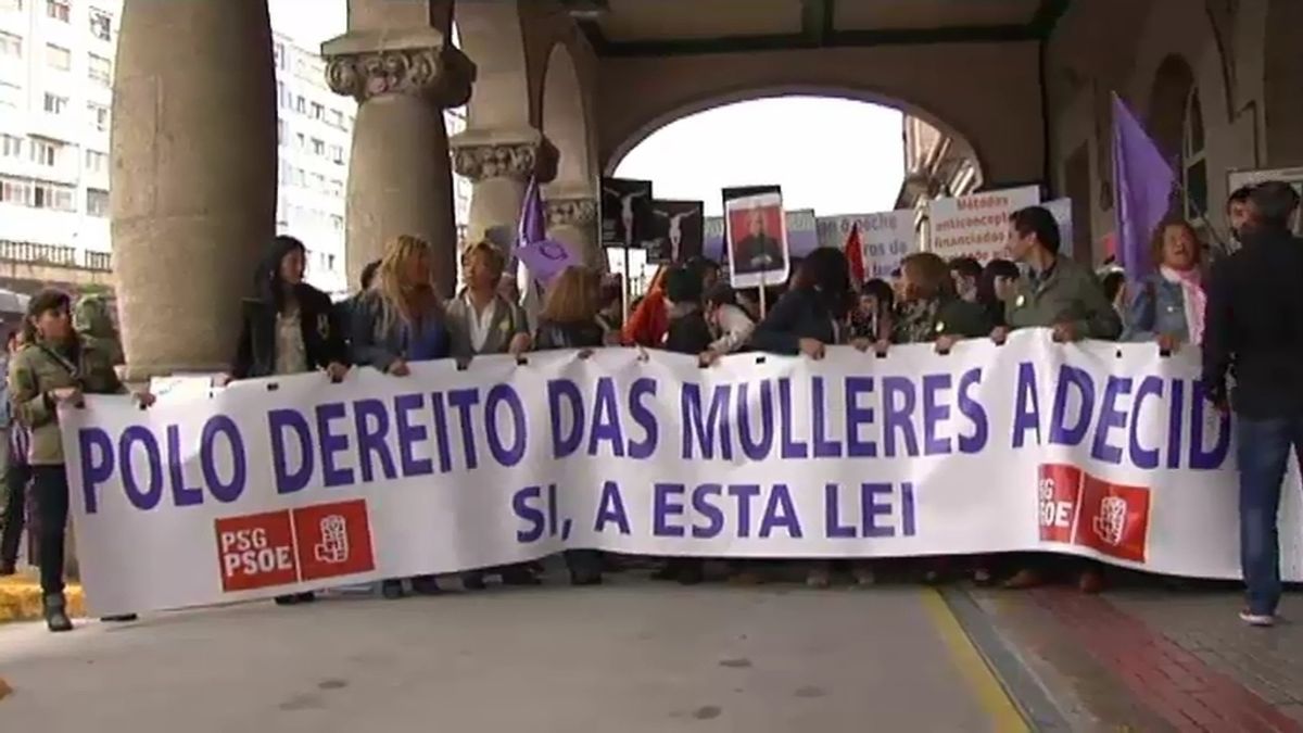 Rodean la Catedral de Santiago tras una marcha por el aborto "libre y gratuito"
