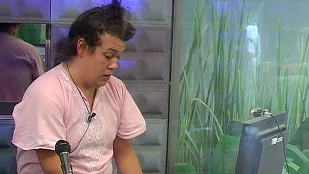 A pocas horas de la final, los cuatro concursantes intenta cerrar sus maletas