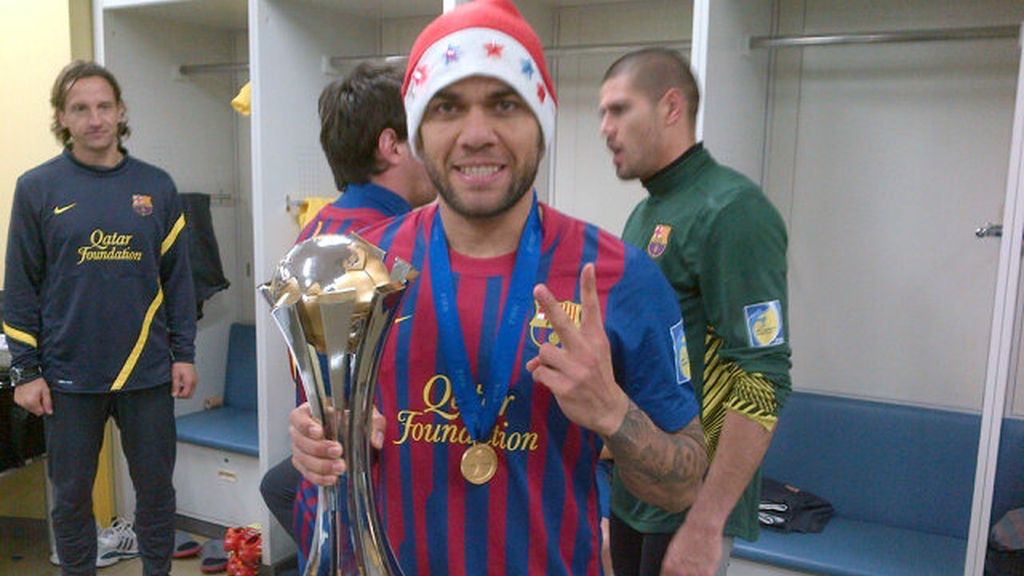 Alves celebra la victoria con la copa y un gorro de Papá Noel