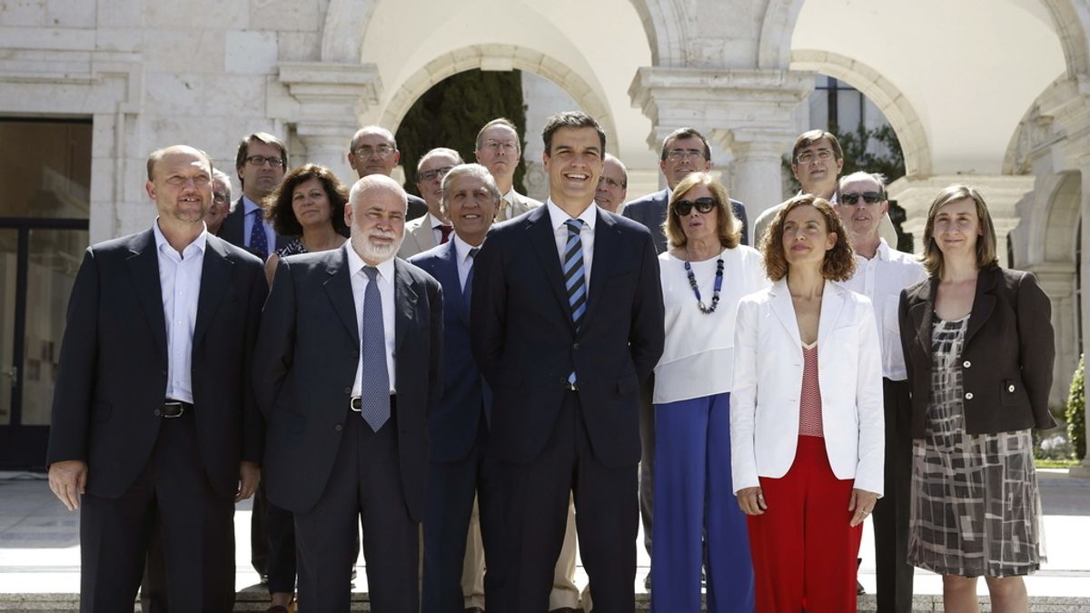 El secretario general del PSOE, Pedro Sánchez, presenta el equipo de expertos en derecho con los que pretende preparar la "profunda revisión" de la Carta Magna