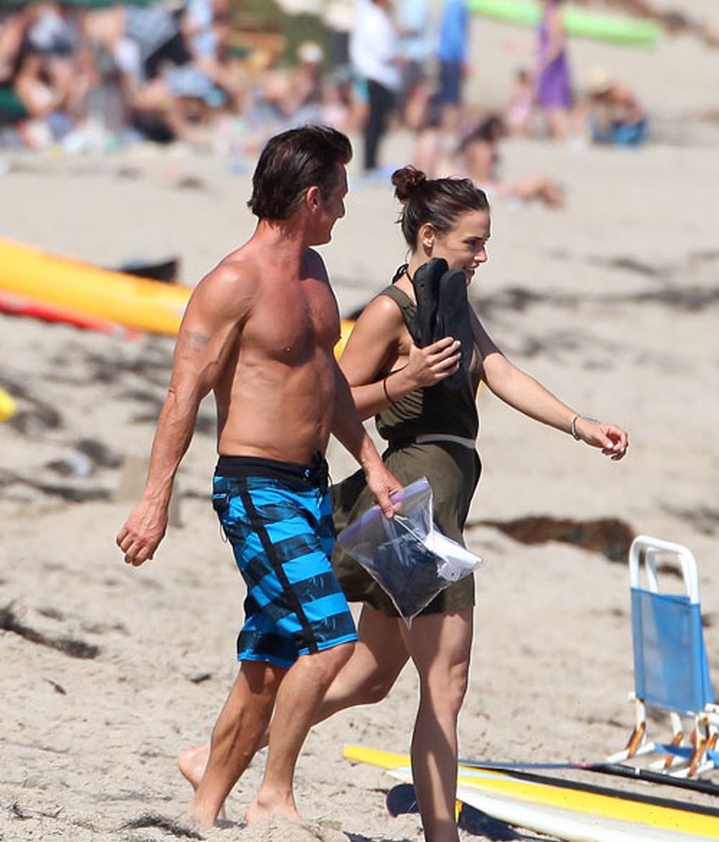 Sean Penn, en la playa con nueva chica