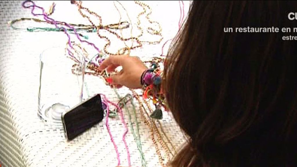 Vestido negro y complementos 'fluor' para las noches de fiesta