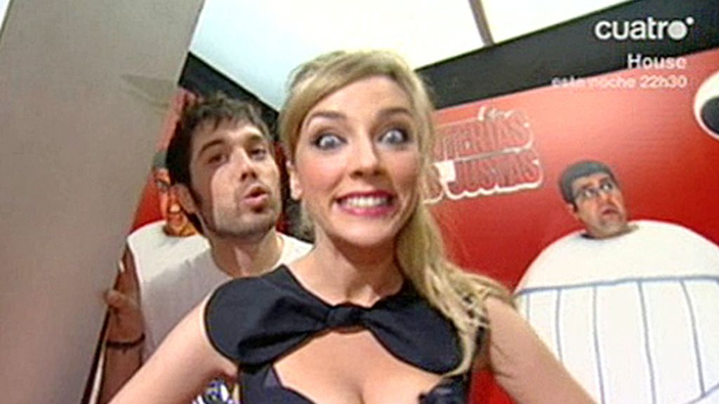 Anna Simón con traje negro y pajarita