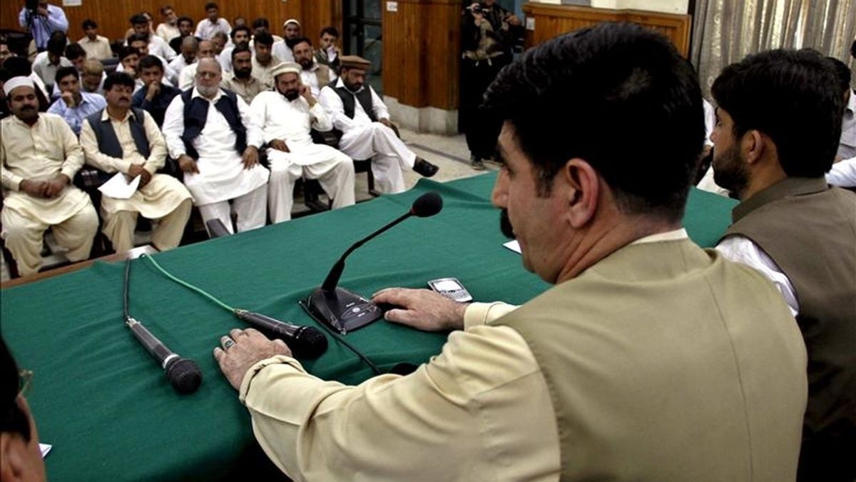 Akhundzada Chattan, miembro de la Asamblea Nacional de Pakistán, (i), y otros líderes tribales participan en una rueda de prensa para informar sobre los ataques estadounidenses sobre las regiones tribales paquistaníes. EFE