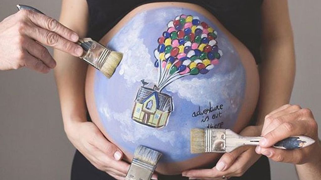 Dibujos personalizados adornan temporalmente la piel de las futuras madres