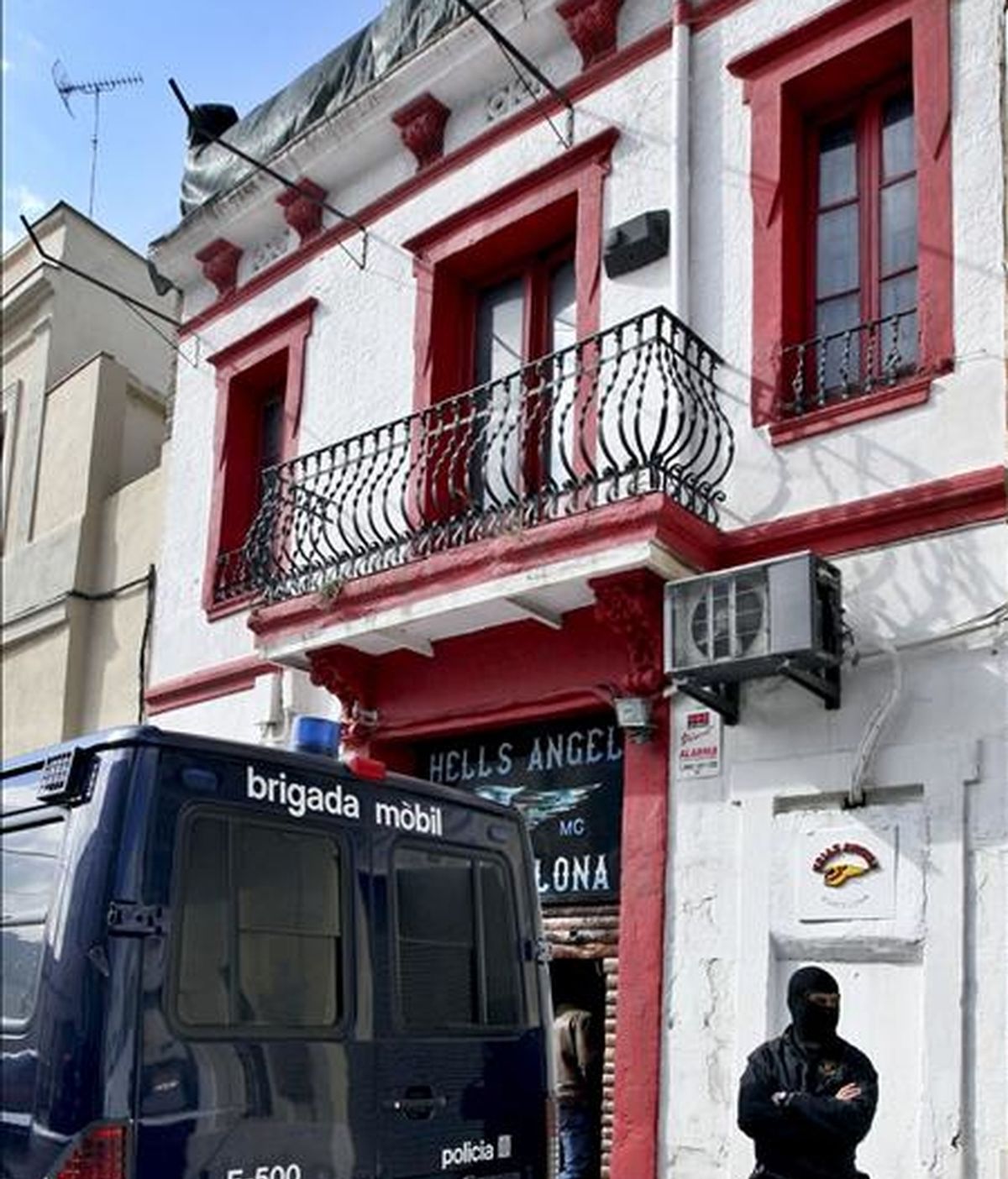 Miembros de los Mossos d'Esquadra custodian uno de los locales de la banda de motoristas "Los Ángeles del Infierno". EFE/Archivo