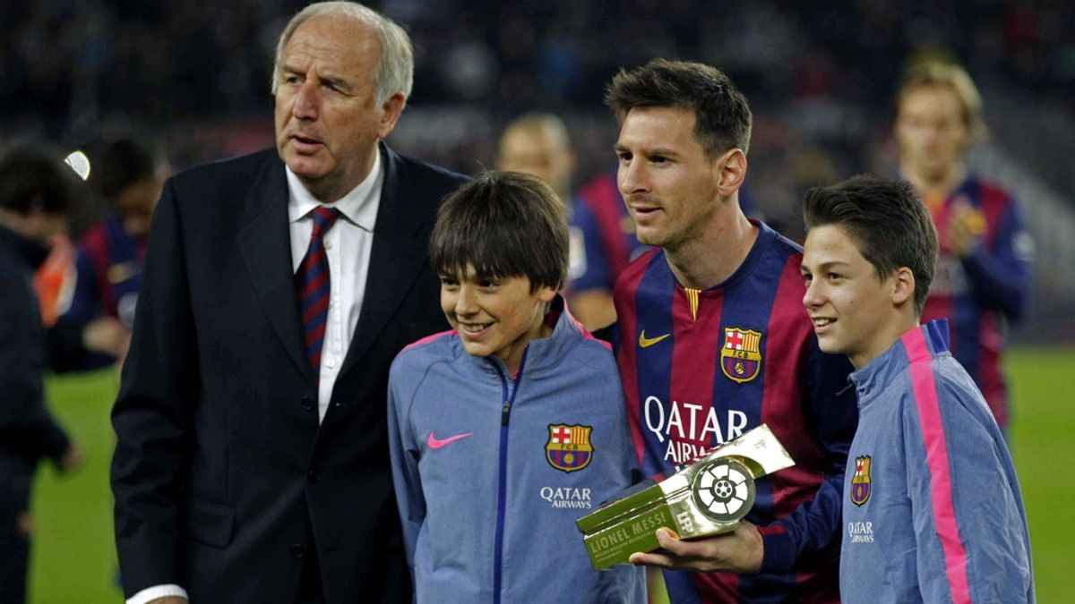 Messi recibe el trofeo de máximo goleador de la Liga