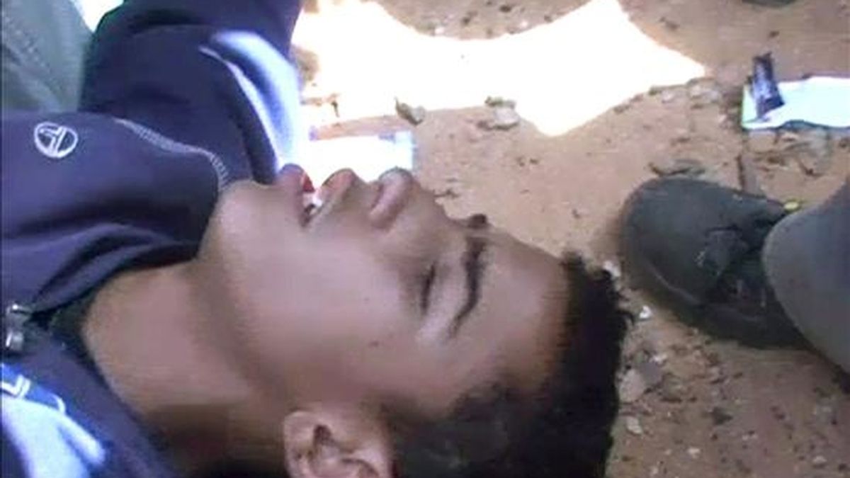 El joven de 16 años Brahim Husein Ladeid, que perdió la pierna derecha a la altura de la rodilla por una mina anti-persona, yace en el suelo antes de ser trasladado hasta el Hospital Central del Campo de Refugiados de Rabuni (Argelia). EFE