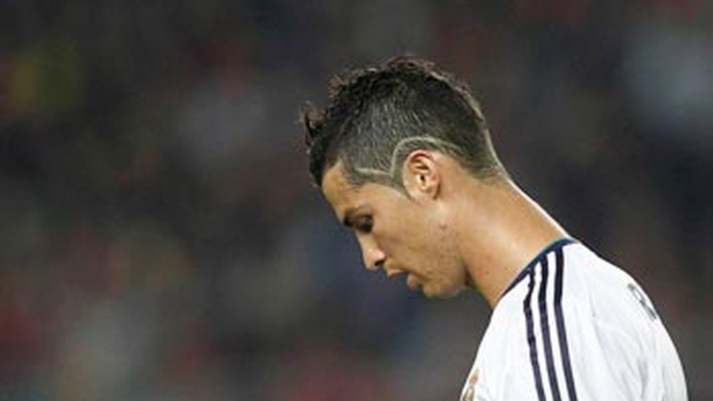 En el lateral, en el flequillo, doble raya...