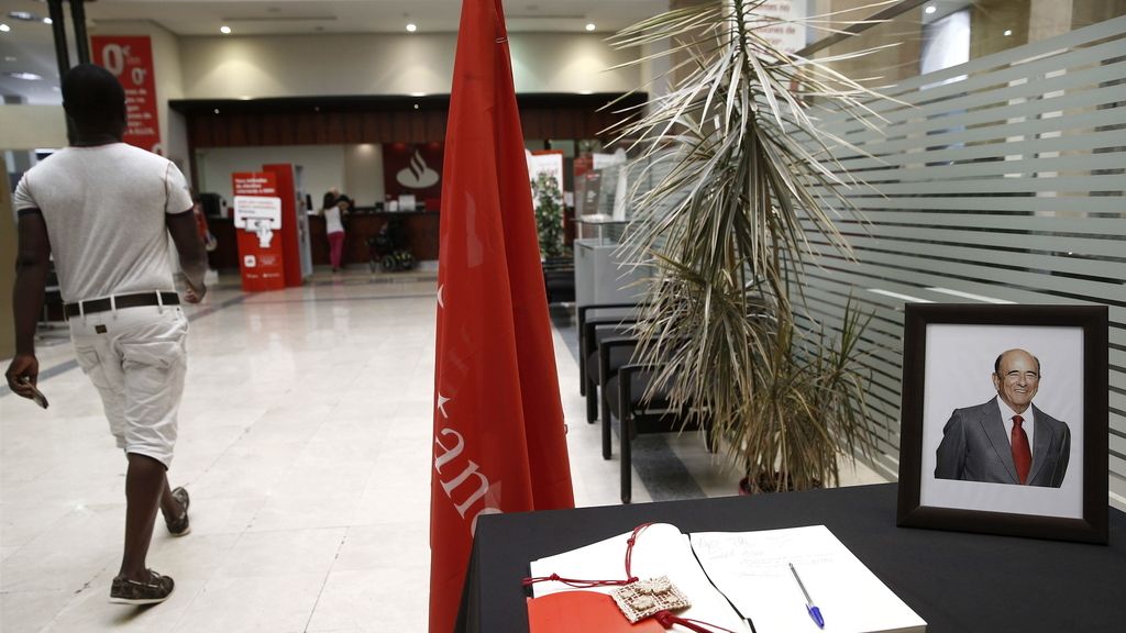 Personalidades de la política y la economía despiden al banquero